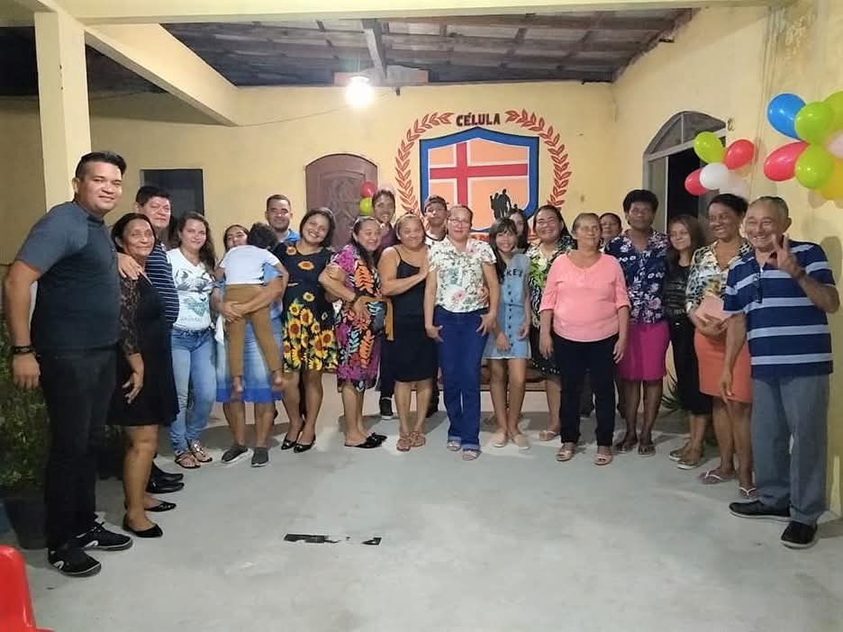 Membros da igreja reunidos em um momento de comunhão