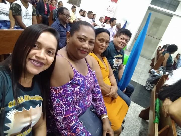 Membros da igreja durante um culto